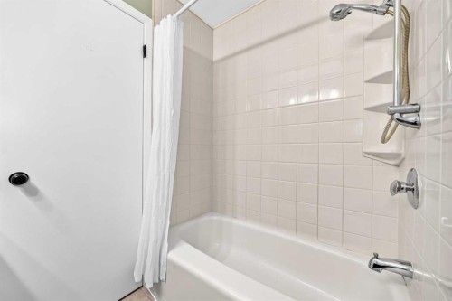 11335 Braeside Drive Sw, Calgary, AB - Indoor Photo Showing Bathroom