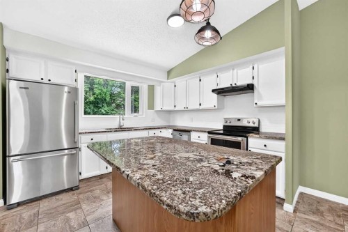 11335 Braeside Drive Sw, Calgary, AB - Indoor Photo Showing Kitchen