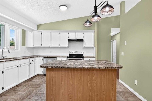 11335 Braeside Drive Sw, Calgary, AB - Indoor Photo Showing Kitchen