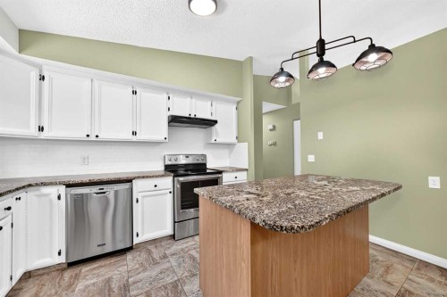 11335 Braeside Drive Sw, Calgary, AB - Indoor Photo Showing Kitchen