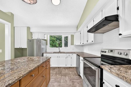 11335 Braeside Drive Sw, Calgary, AB - Indoor Photo Showing Kitchen With Upgraded Kitchen