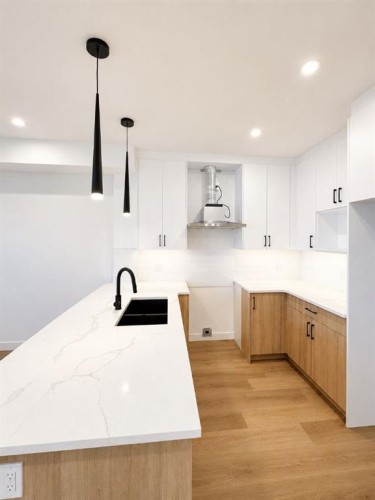 810-200 Belvedere Boulevard Se, Calgary, AB - Indoor Photo Showing Kitchen With Double Sink