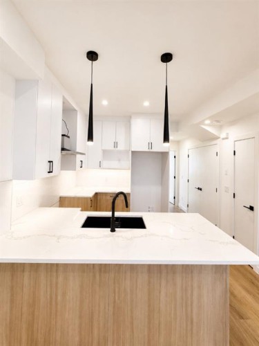 810-200 Belvedere Boulevard Se, Calgary, AB - Indoor Photo Showing Kitchen With Double Sink With Upgraded Kitchen