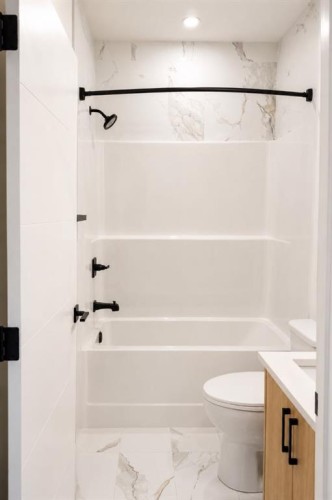 810-200 Belvedere Boulevard Se, Calgary, AB - Indoor Photo Showing Bathroom