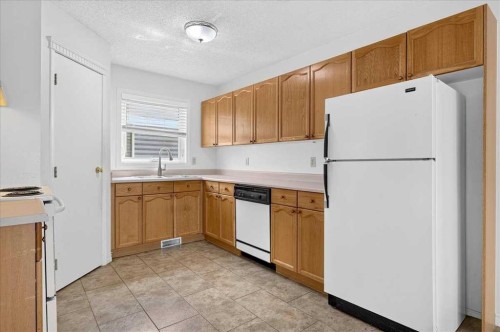 67 Rivercrest Circle Se, Calgary, AB - Indoor Photo Showing Kitchen