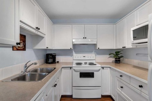 6-156 Canoe Drive Sw, Airdrie, AB - Indoor Photo Showing Kitchen With Double Sink