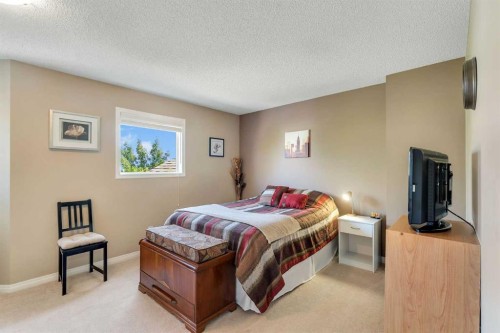 6-156 Canoe Drive Sw, Airdrie, AB - Indoor Photo Showing Bedroom