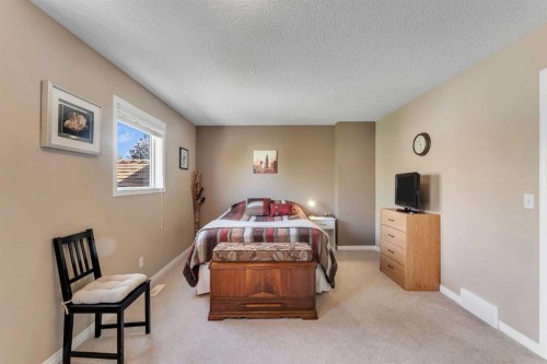 6-156 Canoe Drive Sw, Airdrie, AB - Indoor Photo Showing Bedroom