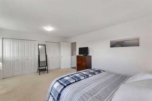 6-156 Canoe Drive Sw, Airdrie, AB - Indoor Photo Showing Bedroom