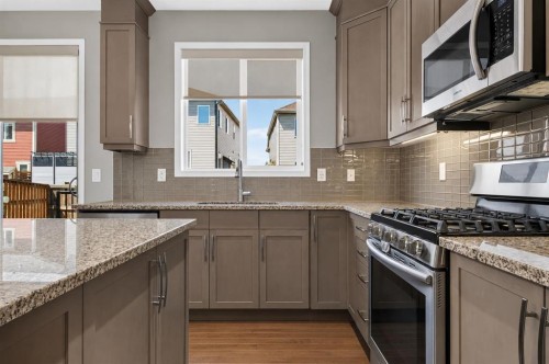 150 Osborne Rise Sw, Airdrie, AB - Indoor Photo Showing Kitchen With Upgraded Kitchen