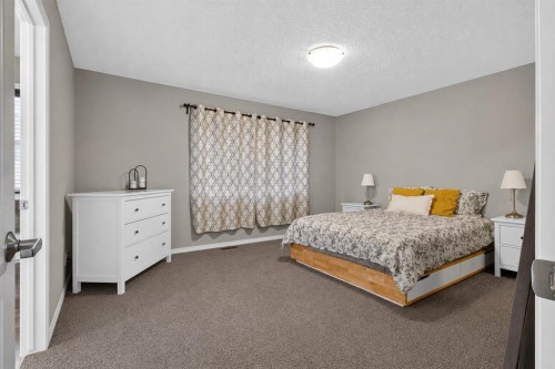 150 Osborne Rise Sw, Airdrie, AB - Indoor Photo Showing Bedroom