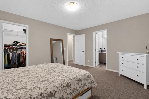 150 Osborne Rise Sw, Airdrie, AB - Indoor Photo Showing Bedroom