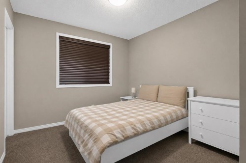 150 Osborne Rise Sw, Airdrie, AB - Indoor Photo Showing Bedroom