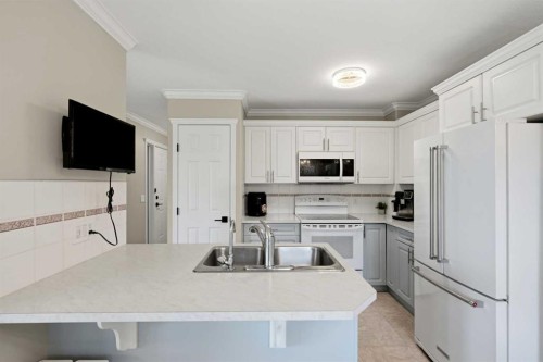 18-15 Silver Springs Way Nw, Airdrie, AB - Indoor Photo Showing Kitchen