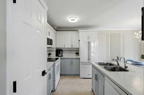18-15 Silver Springs Way Nw, Airdrie, AB - Indoor Photo Showing Kitchen With Double Sink With Upgraded Kitchen