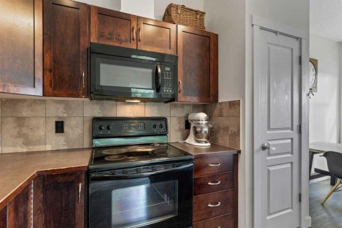 56-28 Heritage Drive, Cochrane, AB - Indoor Photo Showing Kitchen