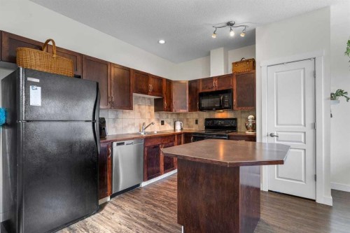 56-28 Heritage Drive, Cochrane, AB - Indoor Photo Showing Kitchen