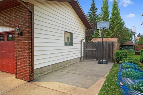 80 Hawkhill Way Nw, Calgary, AB - Outdoor With Exterior