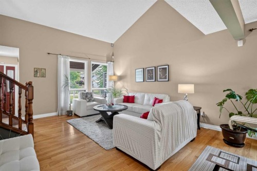 80 Hawkhill Way Nw, Calgary, AB - Indoor Photo Showing Living Room