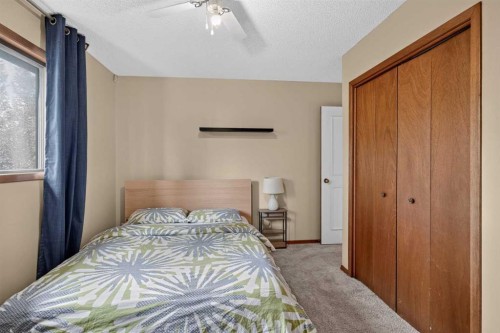 80 Hawkhill Way Nw, Calgary, AB - Indoor Photo Showing Bedroom