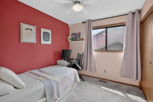 80 Hawkhill Way Nw, Calgary, AB - Indoor Photo Showing Bedroom