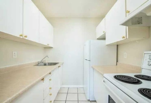 405-4820 47 Avenue, Red Deer, AB - Indoor Photo Showing Kitchen