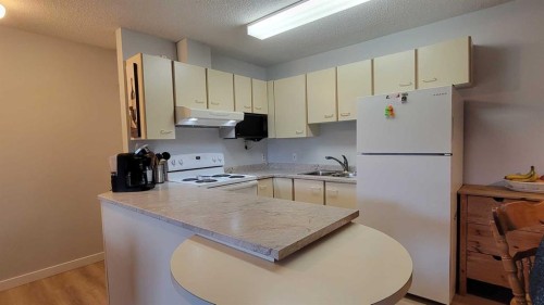 13-2000 Edenwold Heights Nw, Calgary, AB - Indoor Photo Showing Kitchen