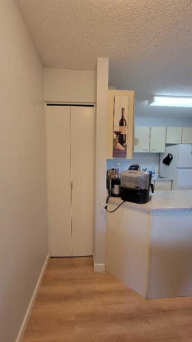 13-2000 Edenwold Heights Nw, Calgary, AB - Indoor Photo Showing Other Room