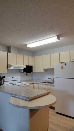13-2000 Edenwold Heights Nw, Calgary, AB - Indoor Photo Showing Kitchen