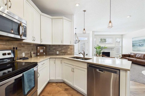 25 Evansglen Mews Nw, Calgary, AB - Indoor Photo Showing Kitchen With Stainless Steel Kitchen With Double Sink
