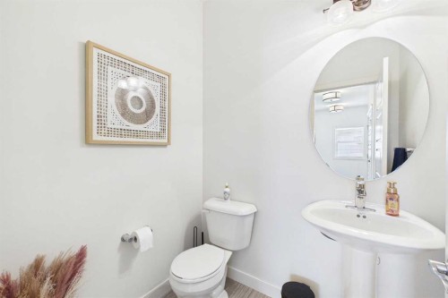 25 Evansglen Mews Nw, Calgary, AB - Indoor Photo Showing Bathroom