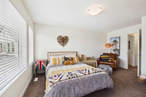 25 Evansglen Mews Nw, Calgary, AB - Indoor Photo Showing Bedroom