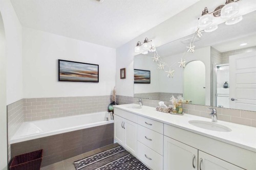 25 Evansglen Mews Nw, Calgary, AB - Indoor Photo Showing Bathroom