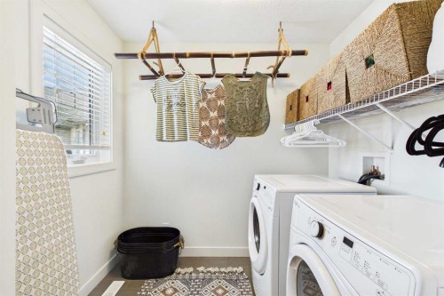 25 Evansglen Mews Nw, Calgary, AB - Indoor Photo Showing Laundry Room