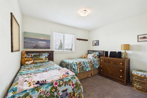 25 Evansglen Mews Nw, Calgary, AB - Indoor Photo Showing Bedroom