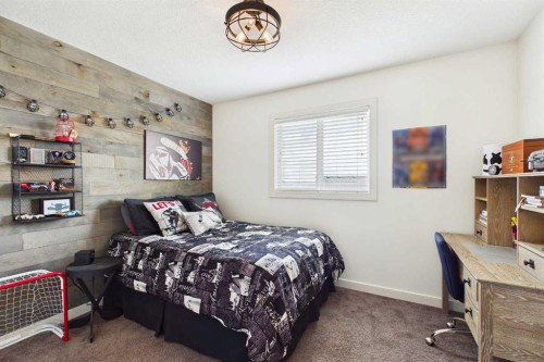 25 Evansglen Mews Nw, Calgary, AB - Indoor Photo Showing Bedroom
