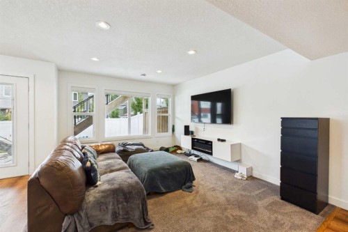 25 Evansglen Mews Nw, Calgary, AB - Indoor Photo Showing Living Room