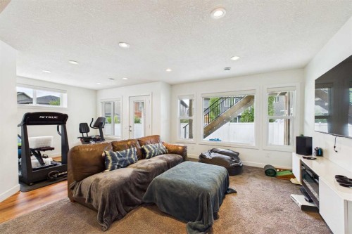 25 Evansglen Mews Nw, Calgary, AB - Indoor Photo Showing Living Room