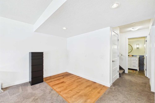 25 Evansglen Mews Nw, Calgary, AB - Indoor Photo Showing Other Room