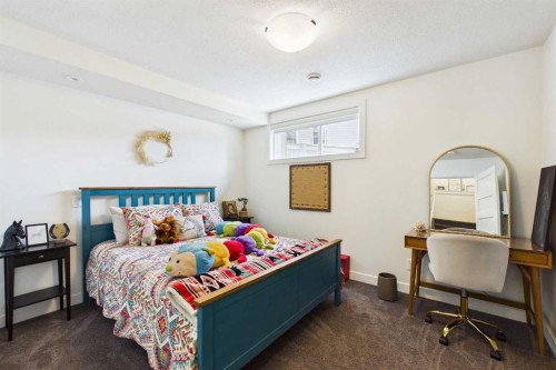 25 Evansglen Mews Nw, Calgary, AB - Indoor Photo Showing Bedroom