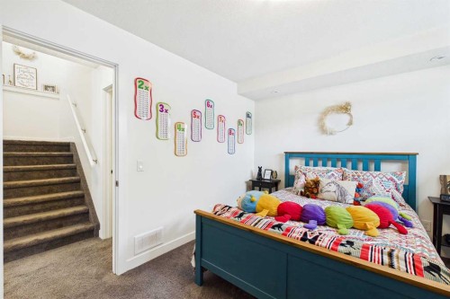 25 Evansglen Mews Nw, Calgary, AB - Indoor Photo Showing Bedroom
