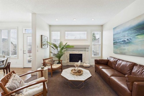 25 Evansglen Mews Nw, Calgary, AB - Indoor Photo Showing Living Room