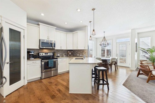 25 Evansglen Mews Nw, Calgary, AB - Indoor Photo Showing Kitchen With Stainless Steel Kitchen With Upgraded Kitchen