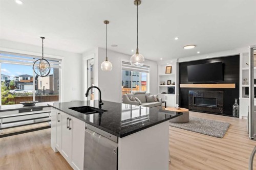 4524 87 Avenue Ne, Calgary, AB - Indoor Photo Showing Kitchen With Double Sink With Upgraded Kitchen