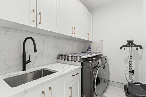 4524 87 Avenue Ne, Calgary, AB - Indoor Photo Showing Laundry Room