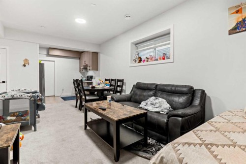 4524 87 Avenue Ne, Calgary, AB - Indoor Photo Showing Living Room