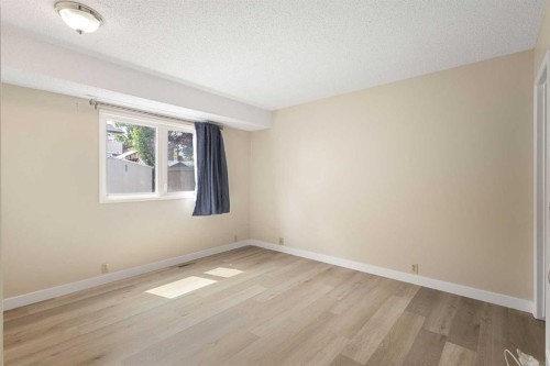 1111 Berkley Drive Nw, Calgary, AB - Indoor Photo Showing Other Room
