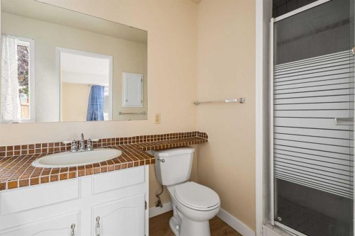1111 Berkley Drive Nw, Calgary, AB - Indoor Photo Showing Bathroom