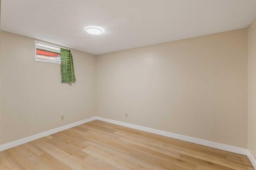 1111 Berkley Drive Nw, Calgary, AB - Indoor Photo Showing Other Room