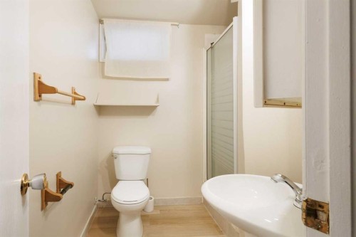 1111 Berkley Drive Nw, Calgary, AB - Indoor Photo Showing Bathroom